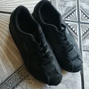 Used boys black pumas size 2.5